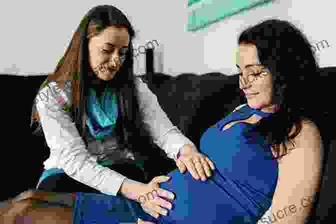 A Pregnant Woman And Her Doula Embrace During Labor The Doula Advantage: Your Complete Guide To Having An Empowered And Positive Birth With The Help Of A Professional Childbirth Assistant